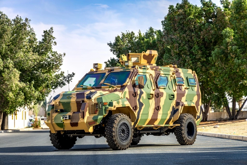 Ford F550 - APC Camo blindé - angle trois-quarts, vue complète, détail du blindage, roue et pneumatique