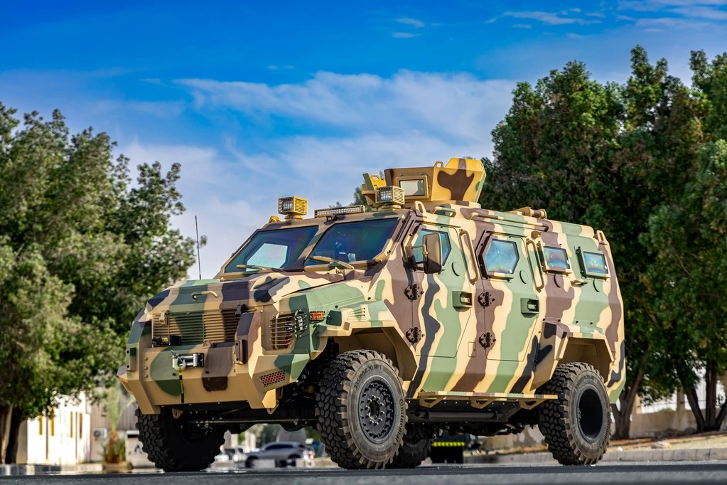Ford F550 - APC Camo blindé - vue avant, côté gauche, angle trois-quarts