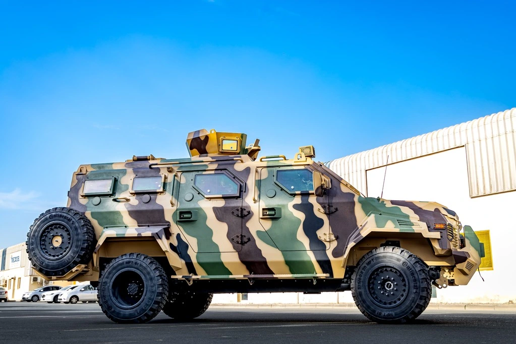 Ford F550 - APC Camo blindé - profil latéral, porte ouverte, toit renforcé, vitrage balistique