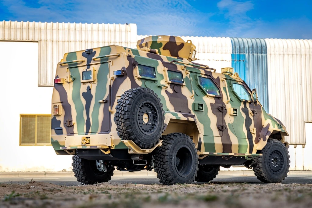 Ford F550 - APC Camo blindé - vue arrière, angle trois-quarts, détail du blindage, éclairage extérieur