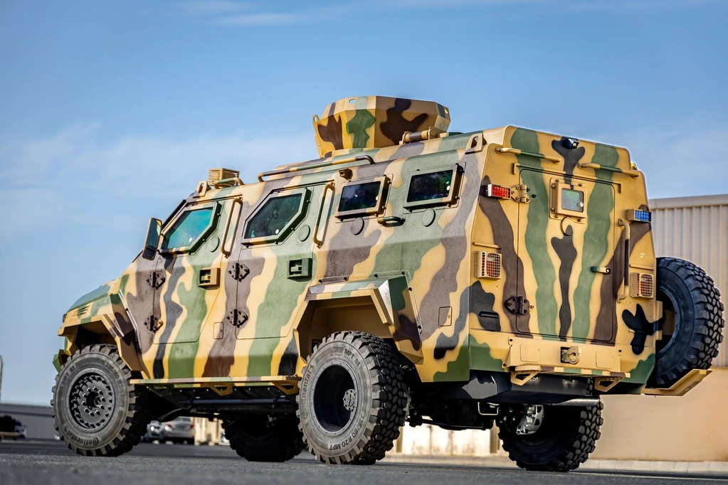 Ford F550 - APC Camo blindé - vue arrière, côté gauche, roue et pneumatique, configuration tactique