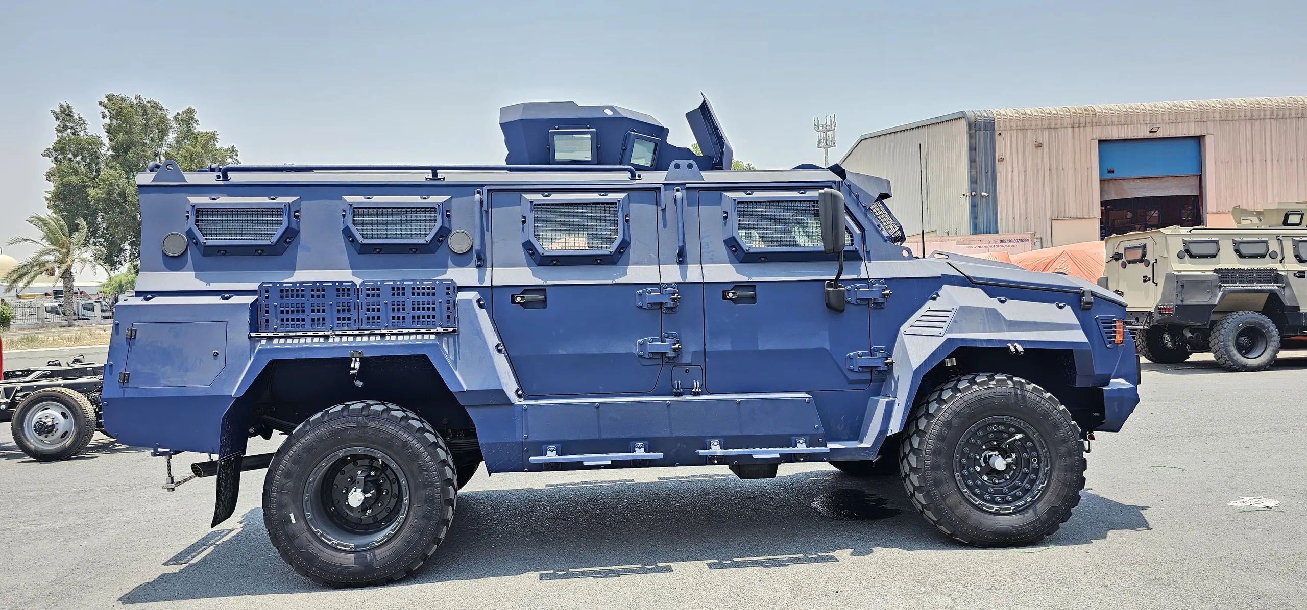 APC Merkava Blue مصفحة، منظر خارجي كامل بزاوية ثلاثية