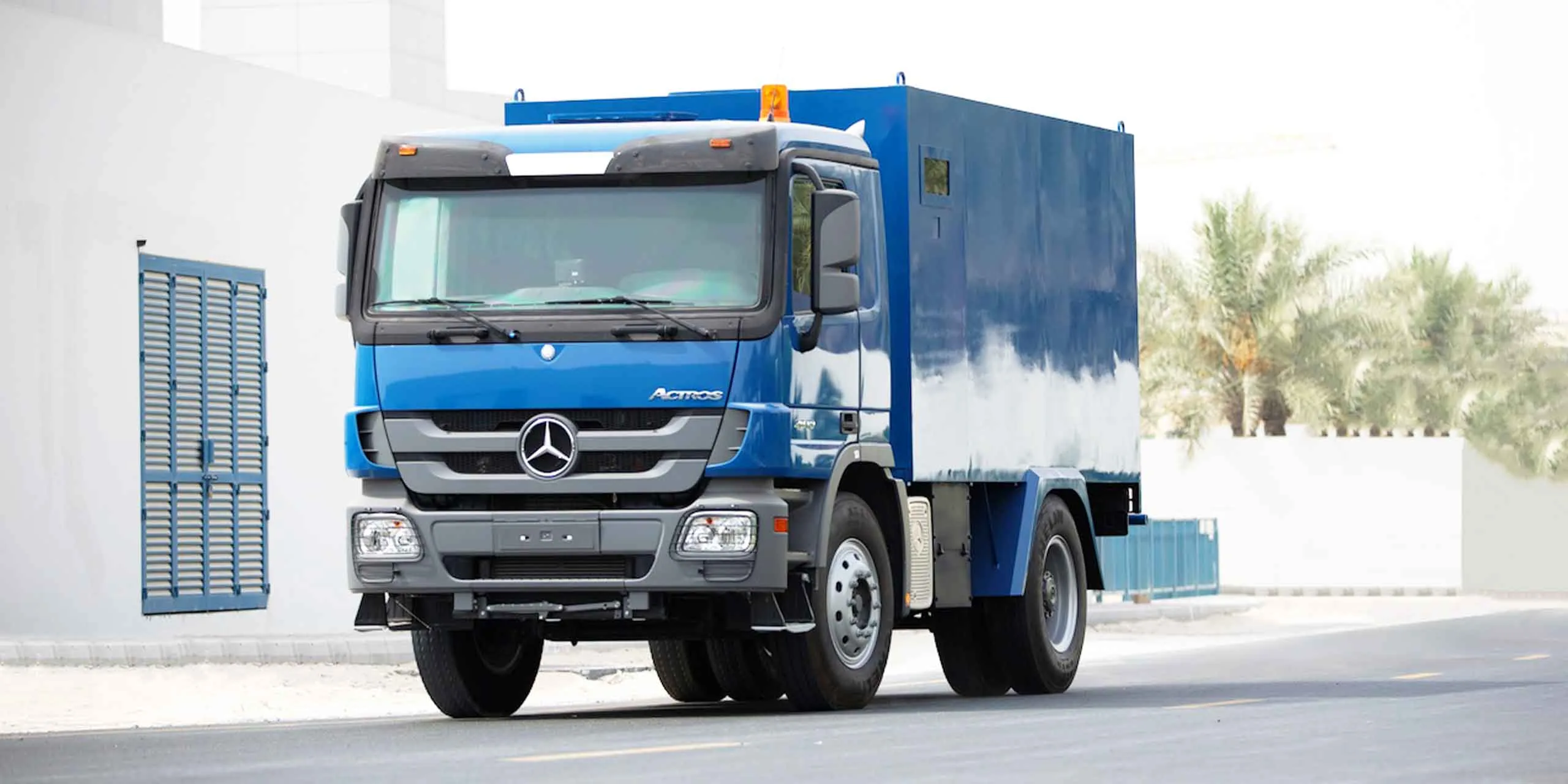 Camion blindé Mercedes-Benz Actros de transport de fonds, vue extérieure complète en trois-quarts