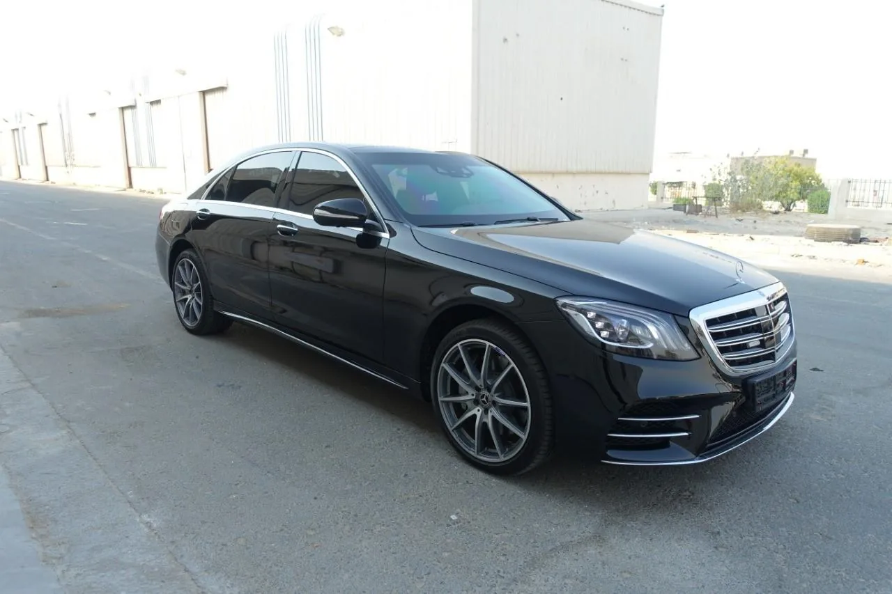مرسيدس-بنز S550 سوداء مصفحة، منظر خارجي كامل بزاوية ثلاثية