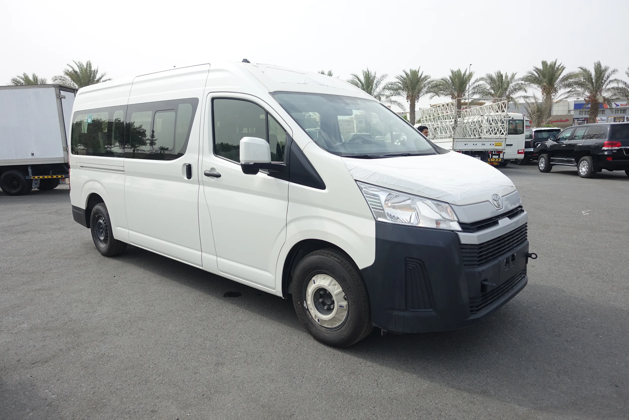 Transporteur de passagers blindé Toyota Hiace 3.5L blanc, vue extérieure en trois-quarts